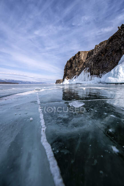 Замерзшее озеро Байкал зимой, Сибирь, Россия — стоковое фото