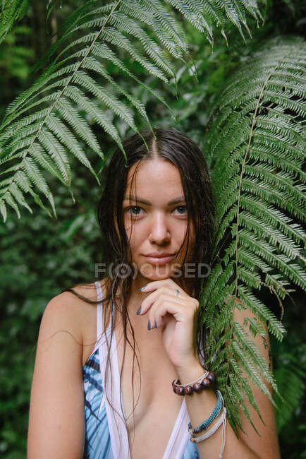Портрет прекрасної жінки, що стоїть у джунглях (Балі, Індонезія). — стокове фото