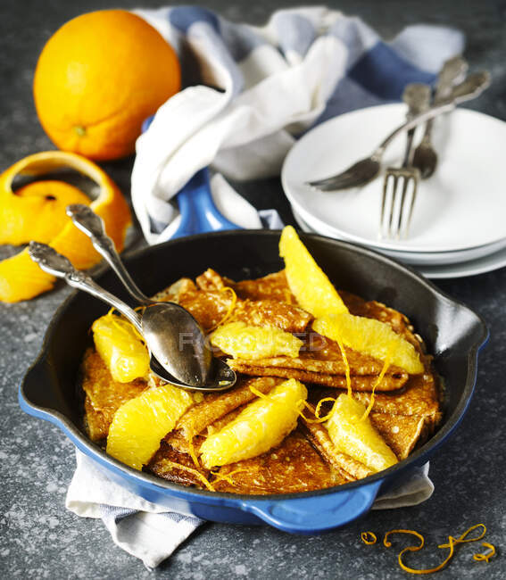 Запечена картопля з лимоном і медом на сковороді — стокове фото
