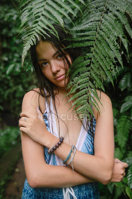 Retrato de una hermosa mujer de pie en la selva, Bali, Indonesia - foto de stock