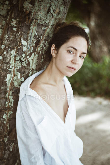 Portrait of a woman leaning against a tree, Seychelles — Stock Photo