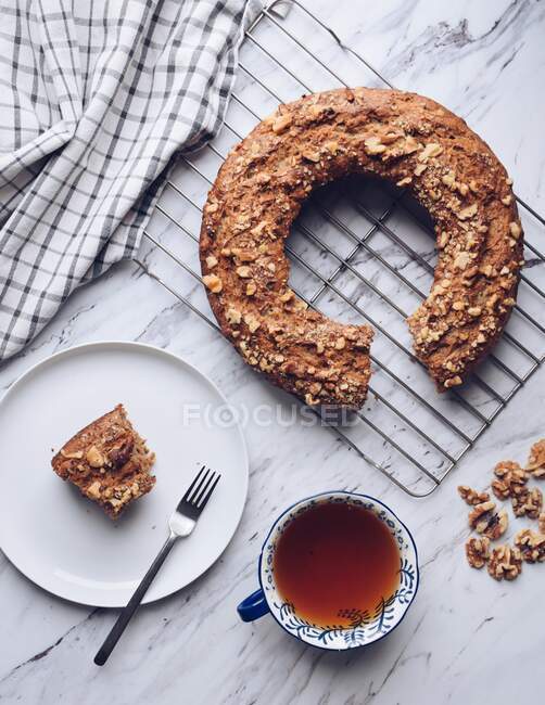 Banana and walnut cake with tea — Stock Photo
