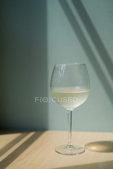 Copa de vino blanco en una mesa - foto de stock