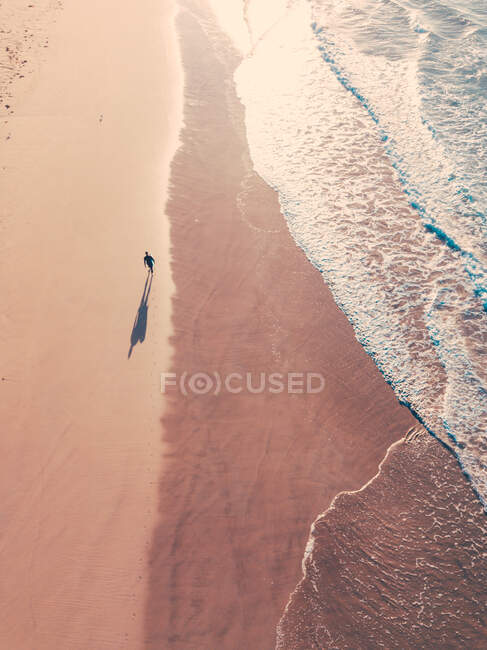 Vue aérienne de l'homme avec surf marchant le long de la treizième plage, Victoria, Australie — Photo de stock