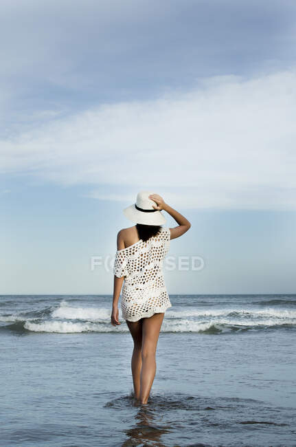 Teenage girl walking in the ocean surf, Argentina — Foto stock