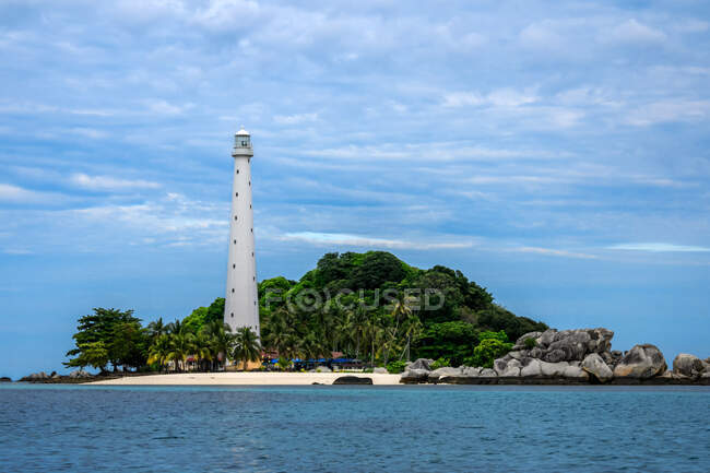 Маяк и башня на побережье — стоковое фото
