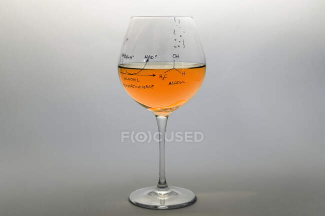 Chemische Zusammensetzung von Alkohol auf einem Weinglas — Stockfoto