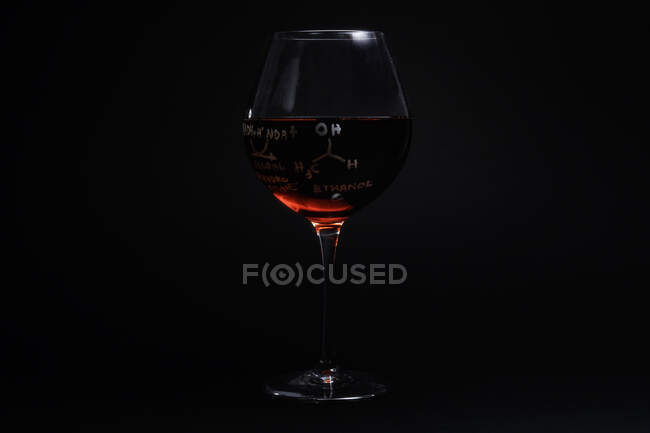 Composición química del alcohol en una copa de vino - foto de stock