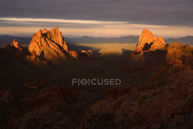 Paesaggio montano all'alba, Kofa National wildlife Refuge, Arizona, Stati Uniti — Foto stock