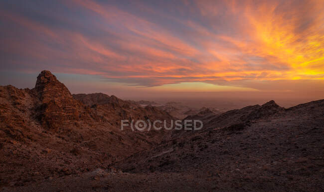 Puesta de sol sobre las montañas de carga Muchacho, desierto de Colorado, Condado Imperial, California, Estados Unidos - foto de stock