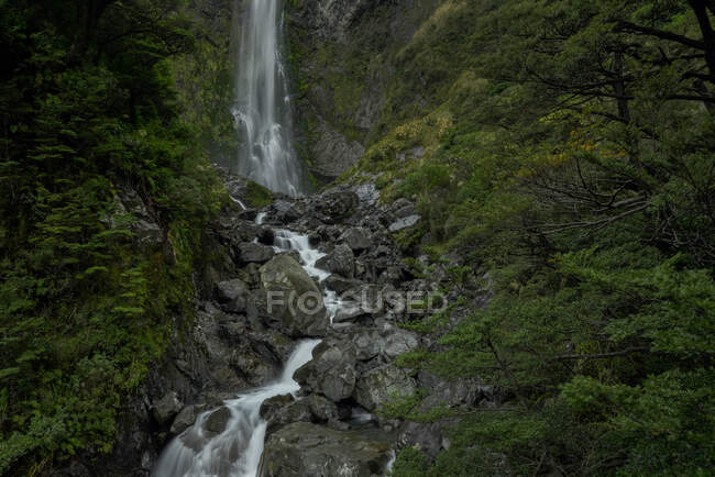Devil 's Punchbowl Falls, Arthur' s Pass National Park, South Island, Nueva Zelanda - foto de stock