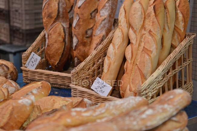 Pane fresco sul mercato — Foto stock