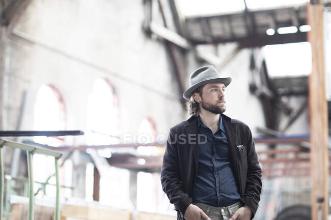 Portrait d'un homme debout dans un bâtiment en rénovation — Photo de stock