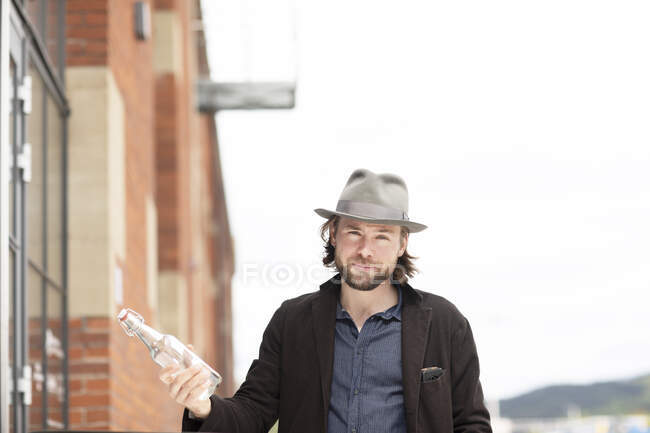 Porträt eines Mannes mit einer Flasche Wasser — Stockfoto