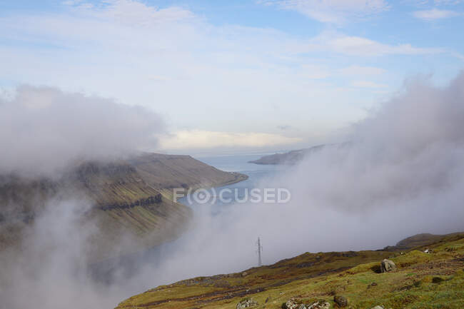 Paisagem costeira nebulosa, Ilhas Faroé, Dinamarca — Fotografia de Stock