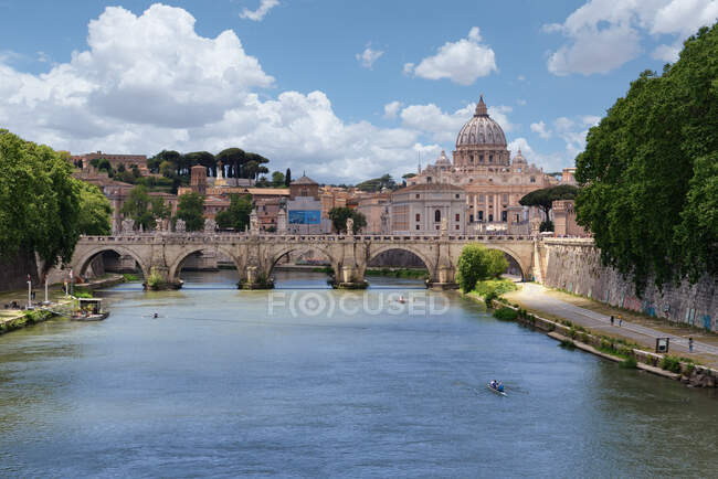 Basilica di San Pietro e skyline di Roma, Lazio, Italia — Foto stock