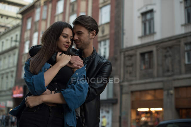 Couple debout dans la rue embrassant, Bosnie-Herzégovine — Photo de stock
