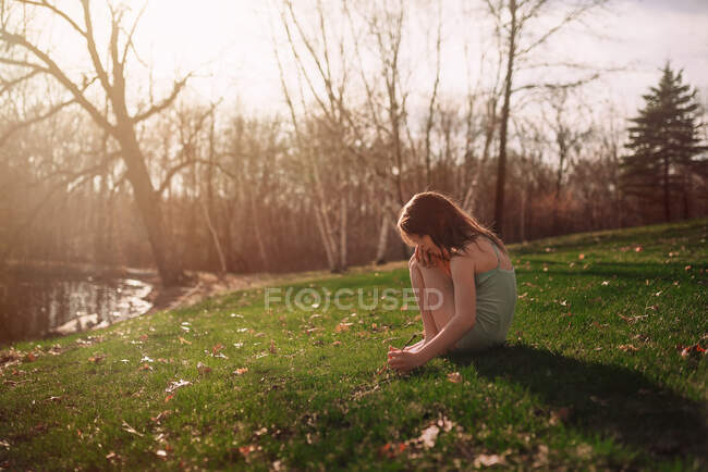 Menina sentada na grama, Estados Unidos — Fotografia de Stock