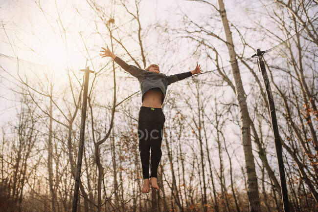 Boy jumping on a trampoline, États-Unis — Photo de stock