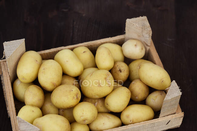 Caisse de pommes de terre fraîches — Photo de stock
