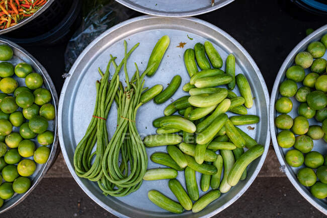 Überblick über Bohnen, Gurken, Limetten und Chilischoten, Thailand — Stockfoto