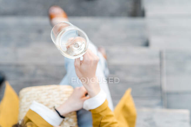 Vista aérea de una mujer con una copa de vino blanco - foto de stock