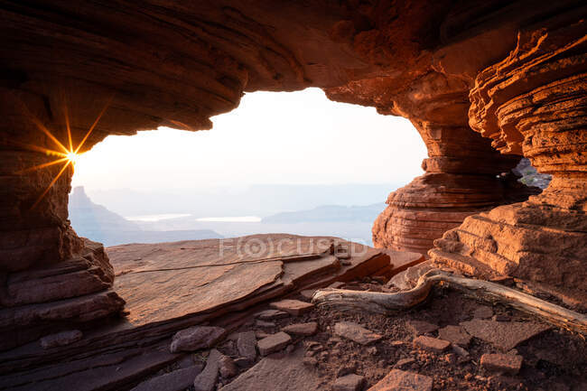 Sun Shining Through Window of a Small Desert Arch, Canyonlands National Park, Utah, Estados Unidos — Fotografia de Stock
