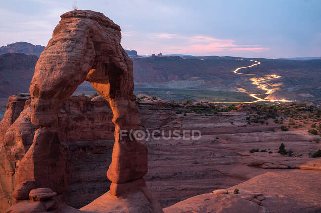 Arco delicado al anochecer, Parque Nacional Arches, Utah, Estados Unidos - foto de stock