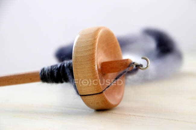 Spinning yarn on a drop spindle — Stock Photo