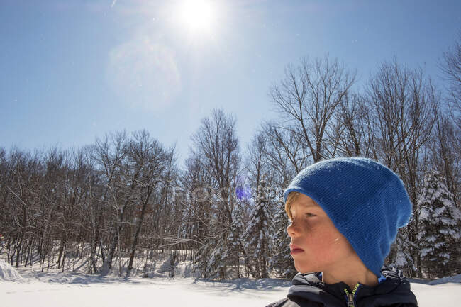 Portrait d'un garçon debout dans la neige, États-Unis — Photo de stock