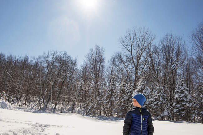 Retrato de um menino parado na neve, Estados Unidos — Fotografia de Stock