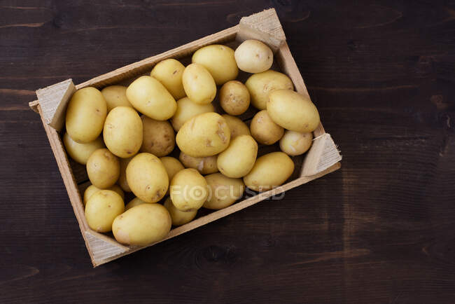 Vista aérea de una caja de patatas frescas - foto de stock