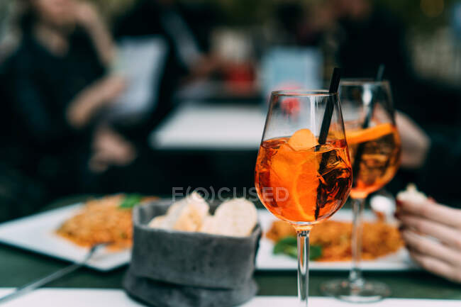 Aperol-Spritz-Cocktails auf einem Brunchtisch — Stockfoto