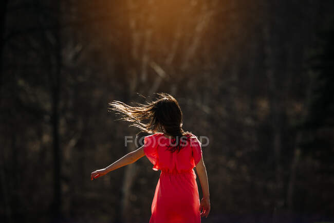 Girl standing in the garden spinning around, États-Unis — Photo de stock