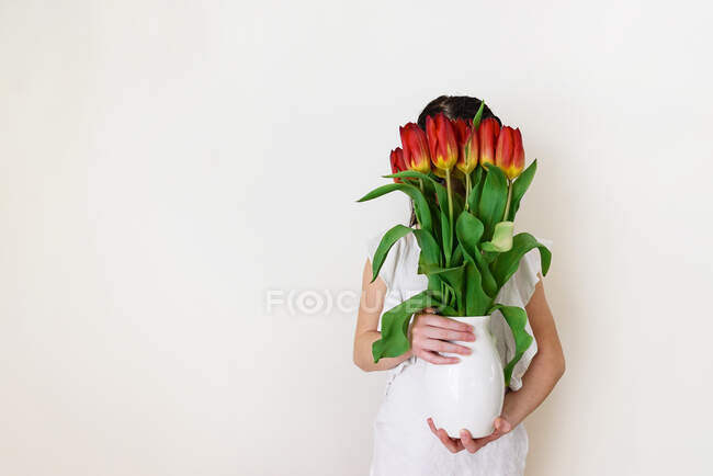 Ritratto di ragazza con vaso di tulipani — Foto stock