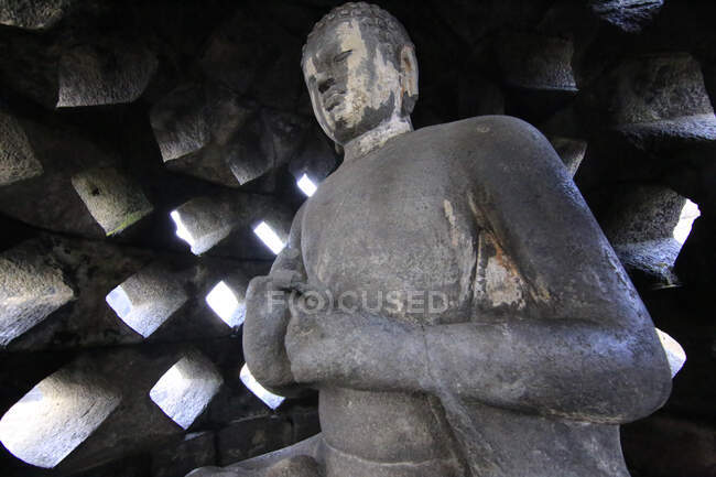 Estatua de Buda dentro de una estupa en el templo de Borobudur, Magelang, Java Central, Indonesia - foto de stock