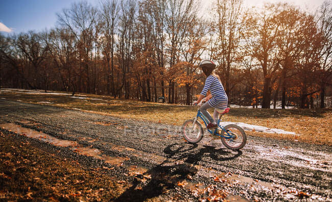 Chica montando una bicicleta en el parque, Estados Unidos - foto de stock