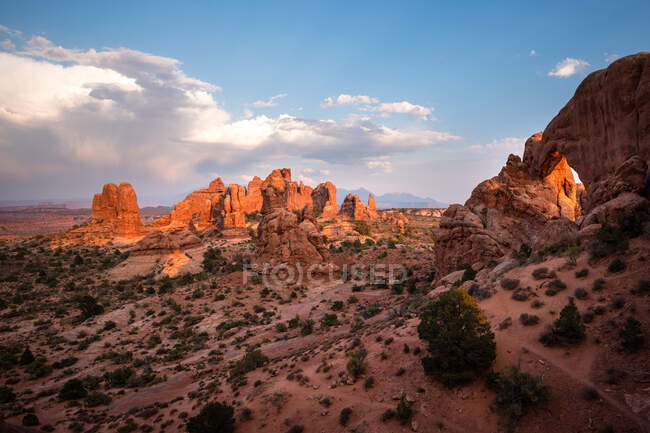 Sandstone Rock Formations at Sunset, The Windows Section, Arches National Park, Юта, США — стоковое фото