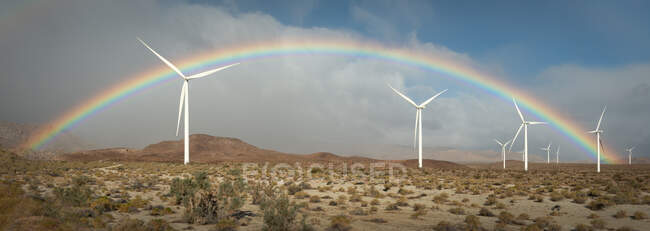 Rainbow Over Windmills, Falal County, Калифорния, США — стоковое фото