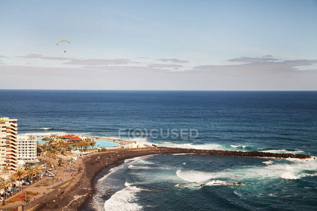 Parapente sobre praia, Tenerife, Ilhas Canárias, Espanha — Fotografia de Stock