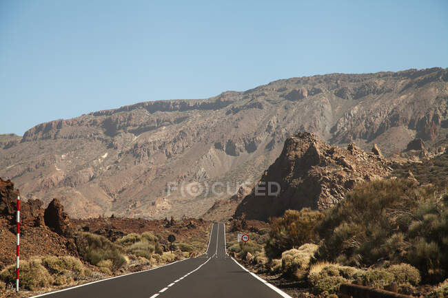 Estrada recta para as montanhas, Tenerife, Ilhas Canárias, Espanha — Fotografia de Stock