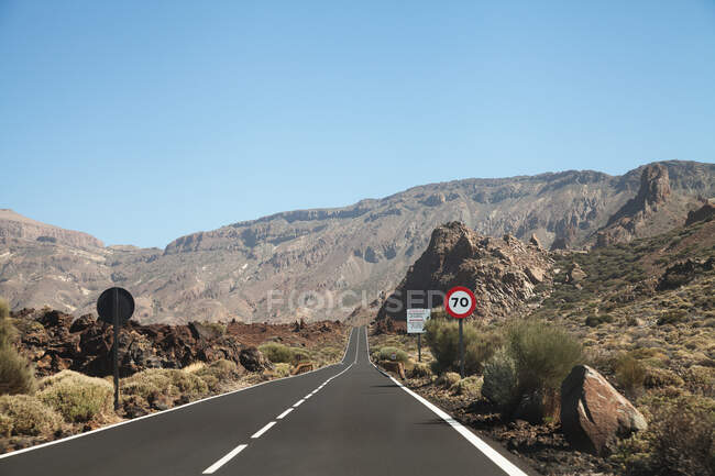 Camino recto a las montañas, Tenerife, Islas Canarias, España - foto de stock