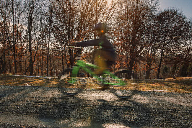 Ragazzo in bicicletta nel parco, Stati Uniti — Foto stock