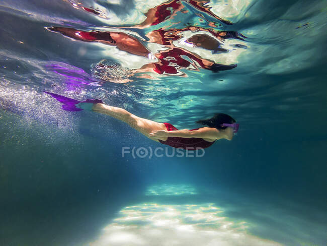 Mädchen schwimmt in einem Schwimmbad — Stockfoto