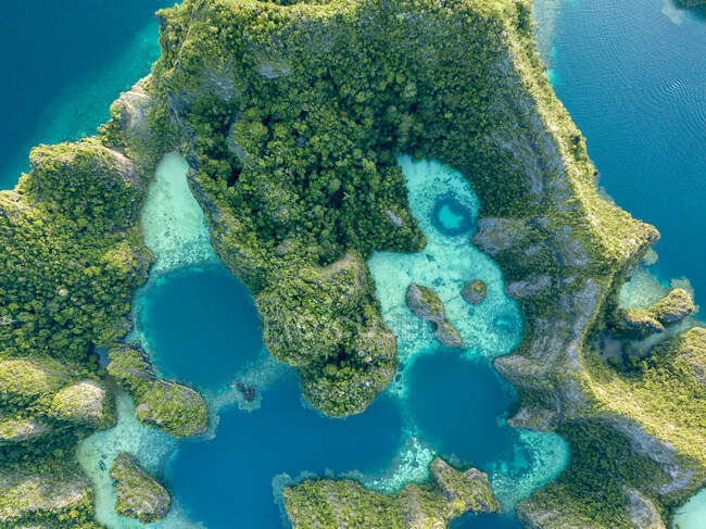 Vista aérea de Raja Ampat, Papúa Occidental, Indonesia - foto de stock