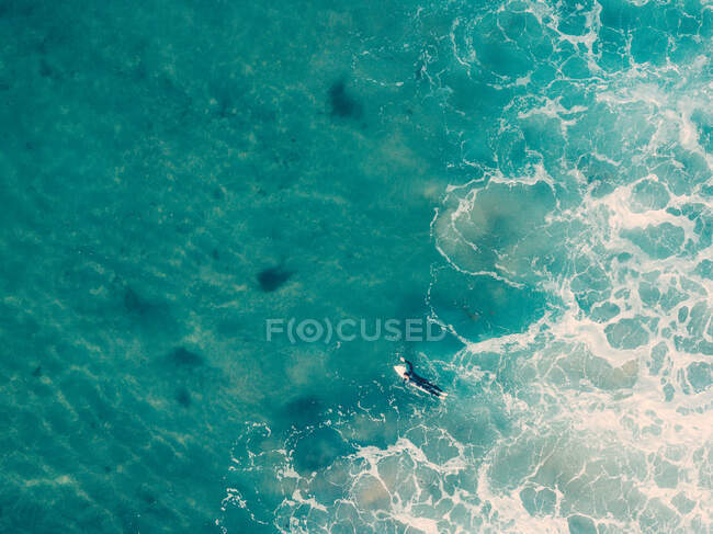 Vista aérea de un surfista, Barwon Heads, Península Bellarina, Victoria, Australia - foto de stock