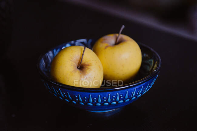 Два яблока в тарелке — стоковое фото
