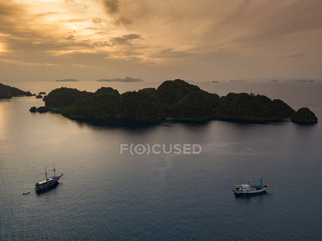 Raja Ampat ao pôr do sol, Papua Ocidental, Indonésia — Fotografia de Stock