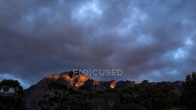 Montañas al atardecer, Worcester, Cabo Occidental, Sudáfrica - foto de stock
