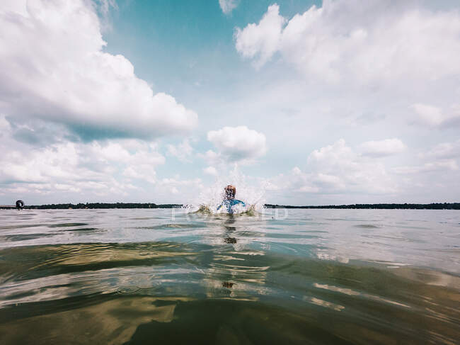 Menino nadando em um lago, Estados Unidos — Fotografia de Stock
